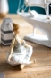Preview: Yoga-Dame Nele in grau-weißem Outfit Schneidersitz