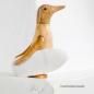 Mobile Preview: Pinguin mit weißem Surfbrett aus Naturholz (24 cm)