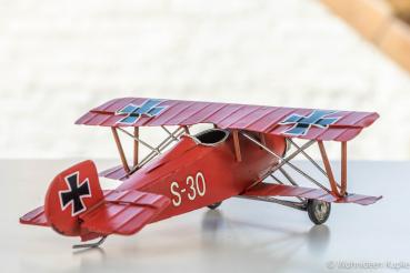 Handgefertigtes Modellflugzeug Doppeldecker "Luftwaffe" rot (25 cm x 24 cm)