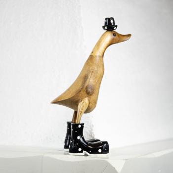Holz Ente mit schwarten Stiefeln und Hut