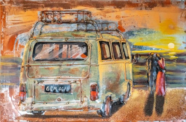 Kleines handgefertigtes Metallbild Grüner Bus im Sonnenuntergang