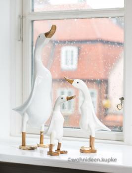 Dänische Entenfamilie aus Naturholz im weißen Outfit