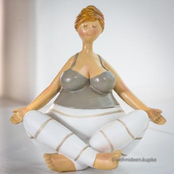 Yoga-Dame Nele in grau-weißem Outfit Schneidersitz