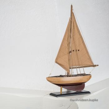 Segelschiff aus Naturholz