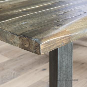 Handgefertigter Esstisch aus Massivholz mit dunkler Tischoberfläche