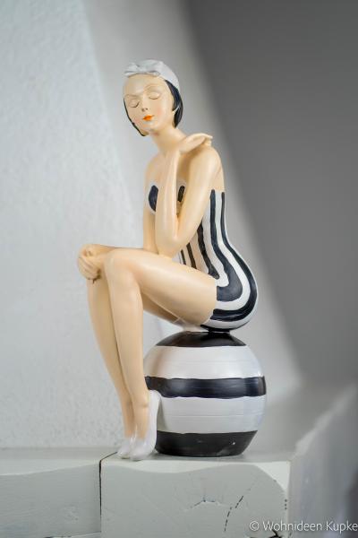 50er Jahre XXL Badefigur Marianne in schwarz-weißem Outfit (Größe 38 cm)
