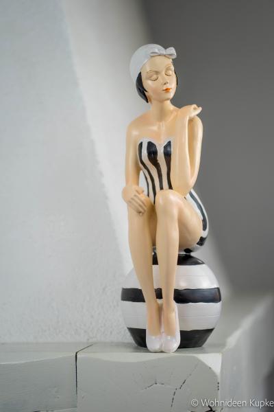 50er Jahre XXL Badefigur Marianne in schwarz-weißem Outfit (Größe 38 cm)