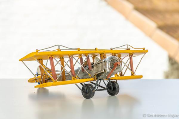 Handgefertigtes Modellflugzeug Doppeldecker mit Propeller gelb (34 cm x 29 cm)