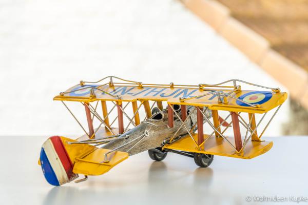 Handgefertigtes Modellflugzeug Doppeldecker mit Propeller gelb (34 cm x 29 cm)