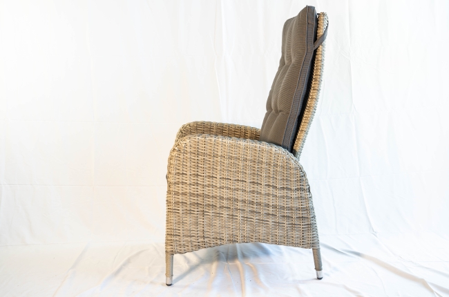 Geflochtener Rund- Rattan-Sessel mit verstellbarer Rückenlehne