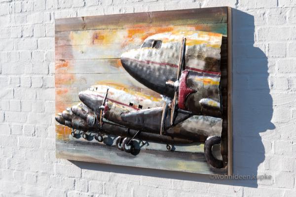 Wandbild mit Flugzeugstaffel aus Metall auf Holz