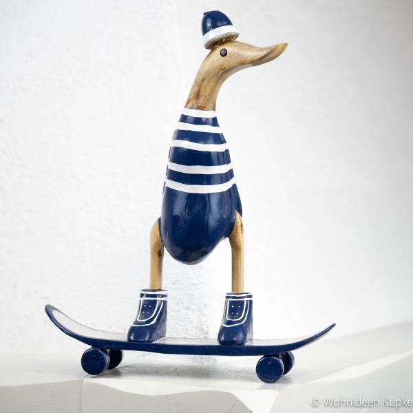 Skater- Ente aus Naturholz in blau- gestreiftem Outfit (28cm)