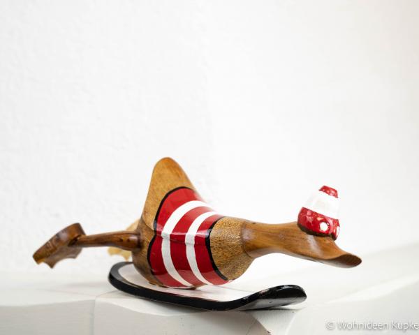 Surfer- Ente aus Naturholz in rot- gestreiftem Outfit (25cm)