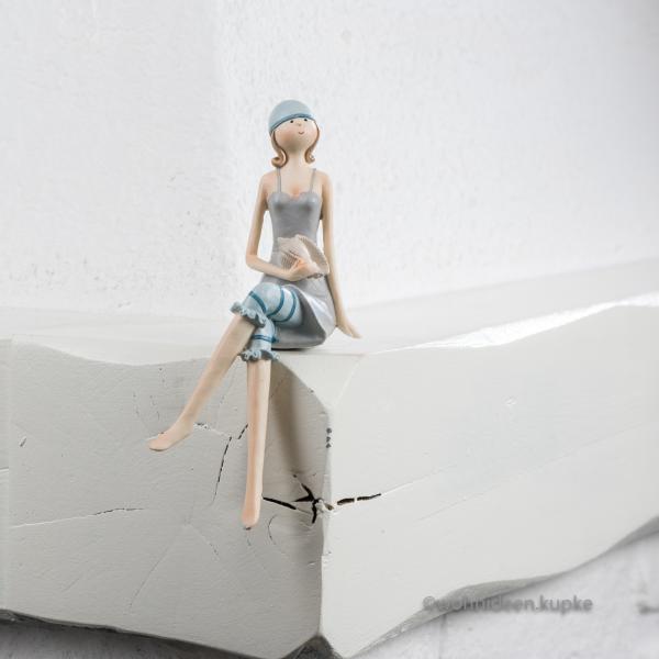 Maritime Figur Lara sitzend mit Muschel (20 cm)